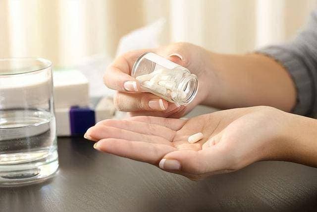 长期吃钙片的危害：可能引发肾结石、便秘等，这些风险需警惕