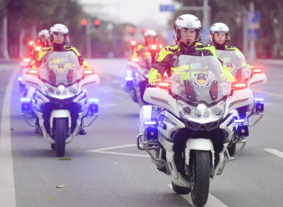 身高1米86女骑警的“英雄梦”
