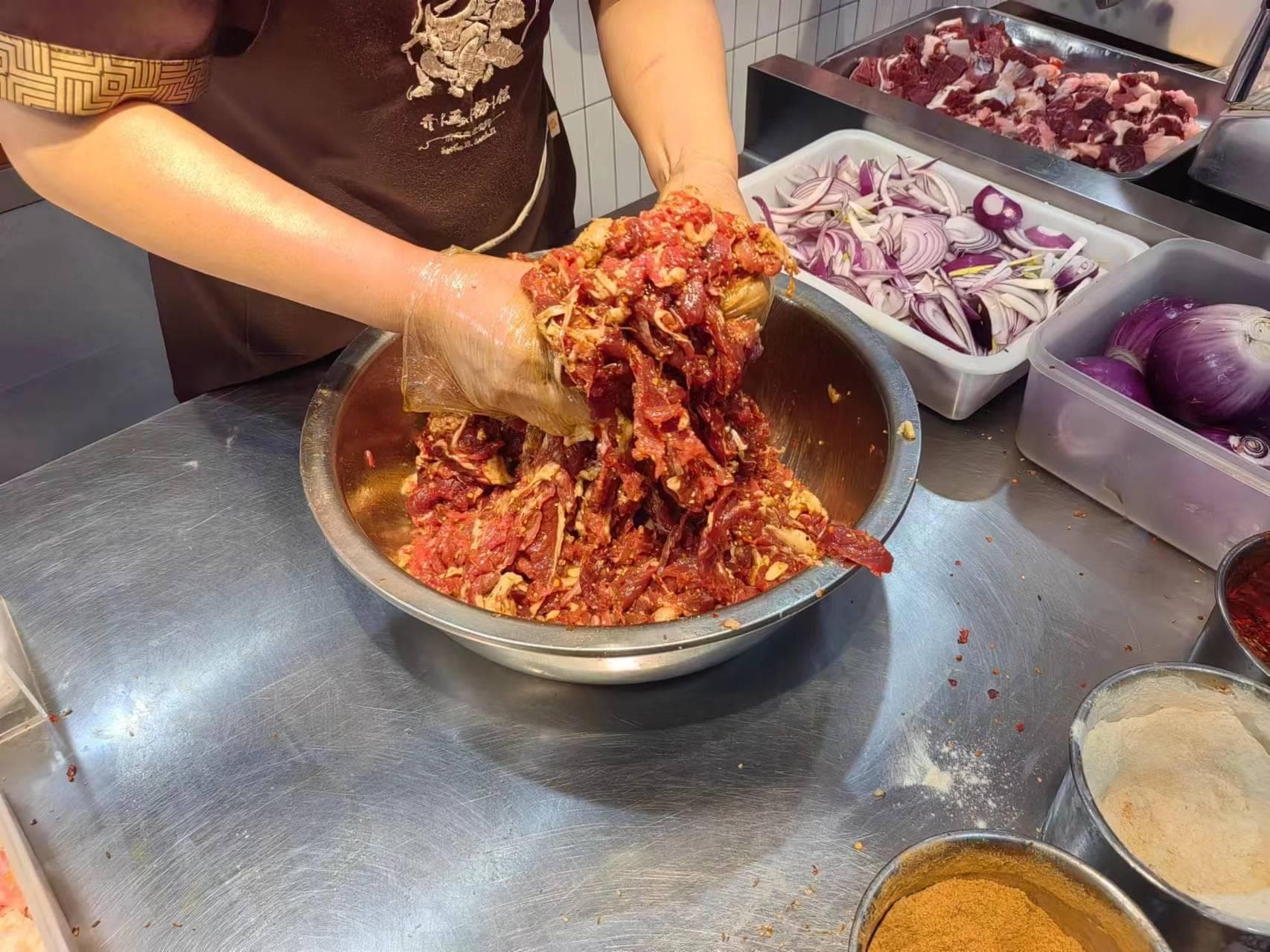 齐齐哈尔烤肉：东北大地上的美食传奇