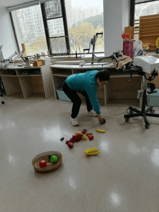 从四肢瘫痪到重获新生：一位罕见病患者的抗争与康复之路