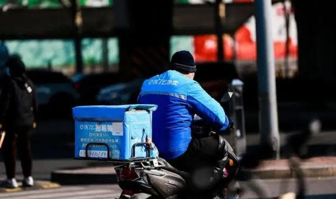 中年就业困境：从"铁人三项"到"吉祥三宝"