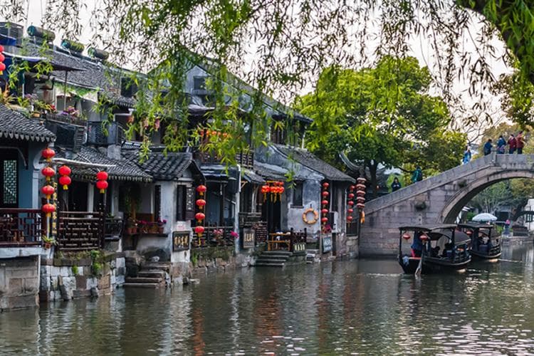 杭州旅游攻略：十大必备物品助你轻松出行