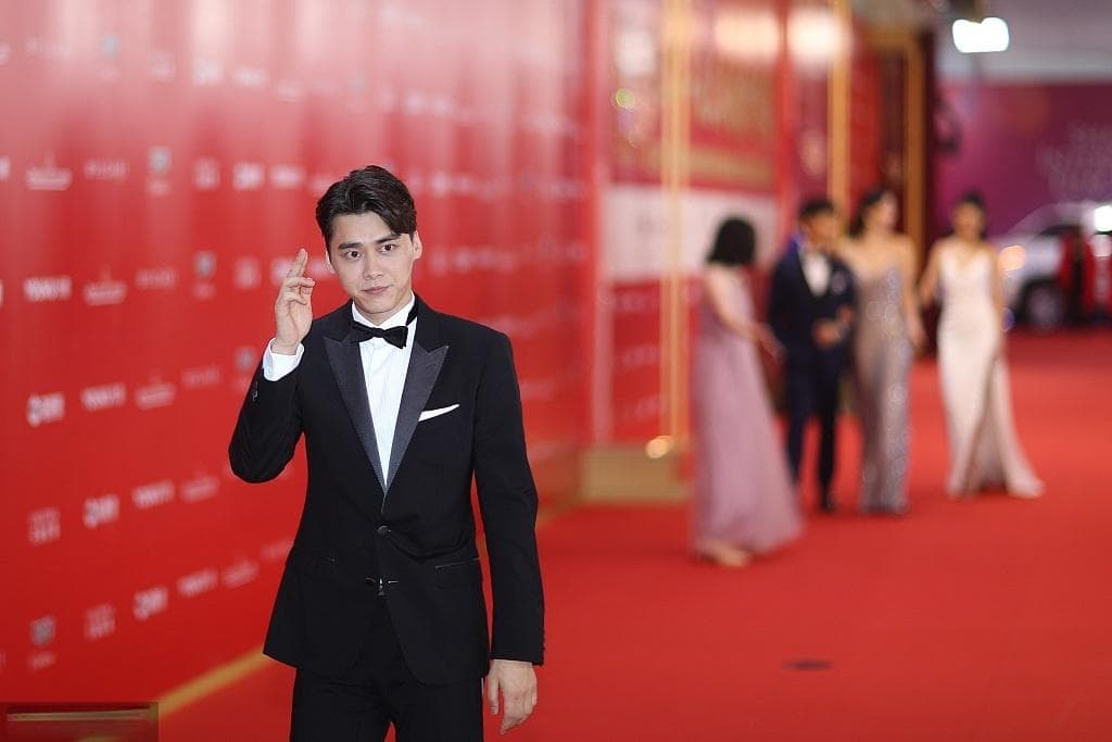 李易峰上海电影节红毯传闻背后：从巅峰到低谷的演艺人生