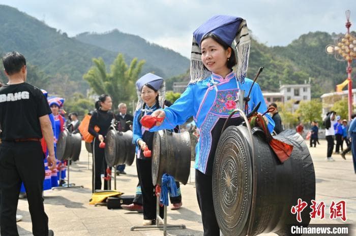 广西河池：游客“奔县”共庆壮族蚂拐节