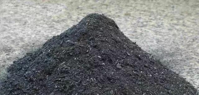 草木灰养花的正确使用方法和用量（花盆里撒点“草木灰”，不烂根不生虫）