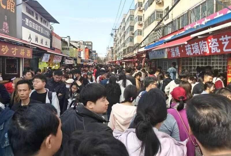 淄博八大局市场再现火爆场面 清明假期日客流量达10万人次