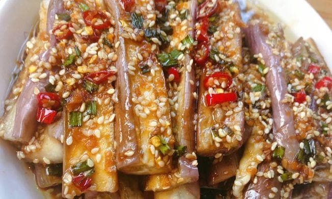 水蒸茄子，轻松做出健康美味（用轻轻一蒸的方式，释放茄子的鲜美）