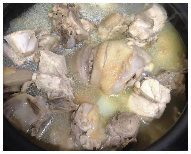炖鸡技巧揭秘：焯水与否皆不对，教你最佳方法！