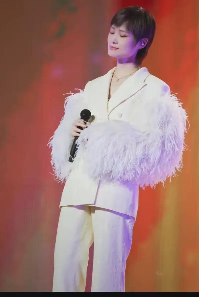 “顶流巨星”李宇春出道近20年保持零绯闻，如今却得“不死癌症”