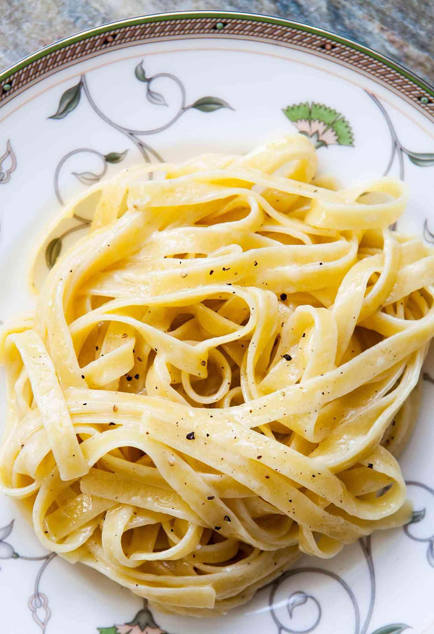 奶油芝士酱拌意式宽面（Fettuccine Alfredo）