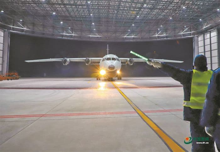 中国海军航空兵某部展开跨昼夜反潜训练