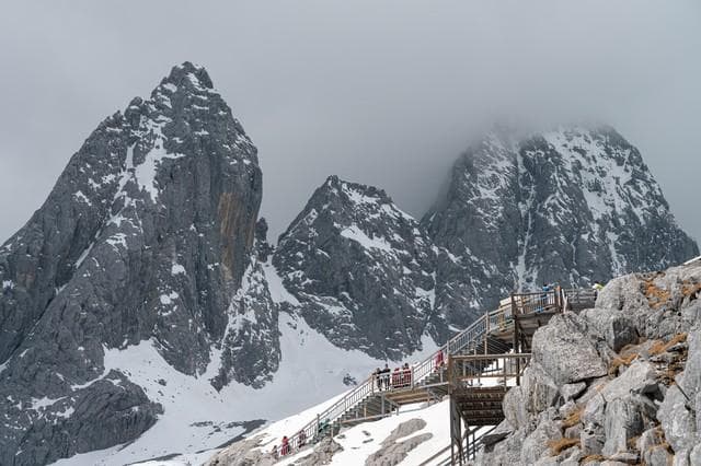 玉龙雪山和泸沽湖哪个好玩？2024年最新攻略，让你的云南之旅不再纠结！