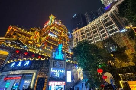 重庆洪崖洞：一座城市的夜景地标