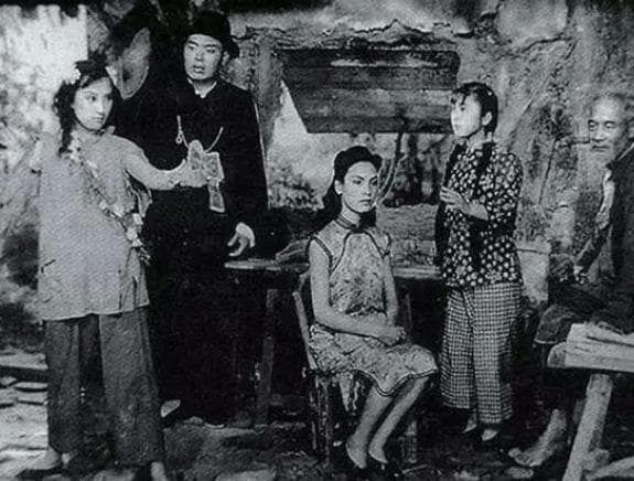 历史的今天——中国第一部的故事片《难夫难妻》上映！