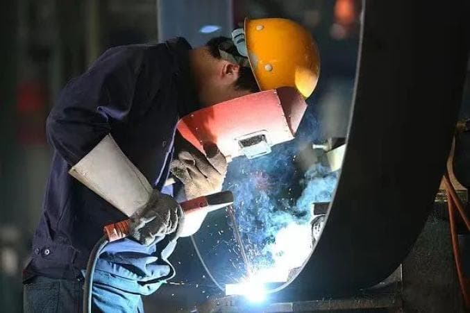 电焊作业安全指南：潜在危险、法律法规与预防措施
