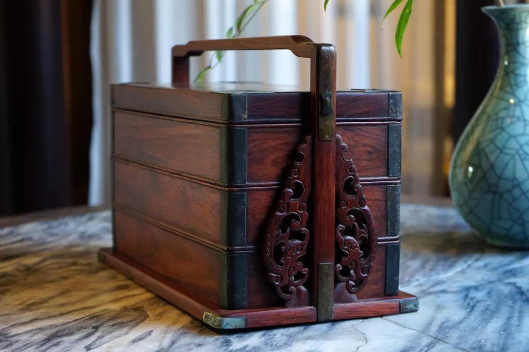 稀木华纹：黄花梨文房提盒的赏藏奥秘