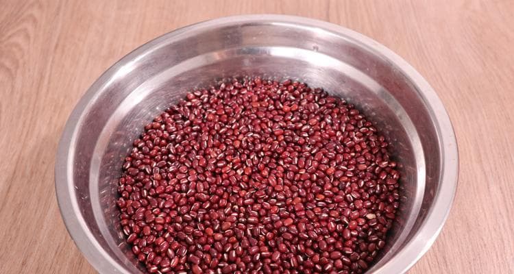 传统美食：豆沙的熬制与经典甜点制作