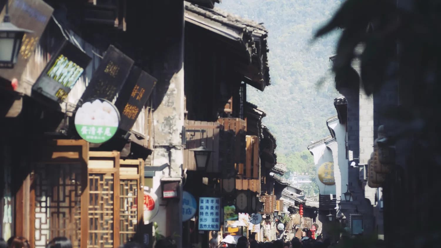 凤凰古城PK丽江古城：谁的建筑艺术更胜一筹？