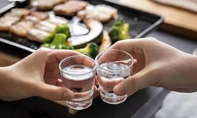 医生发现：老人若长时间不饮酒，用不了几个月，身体或有3大改善