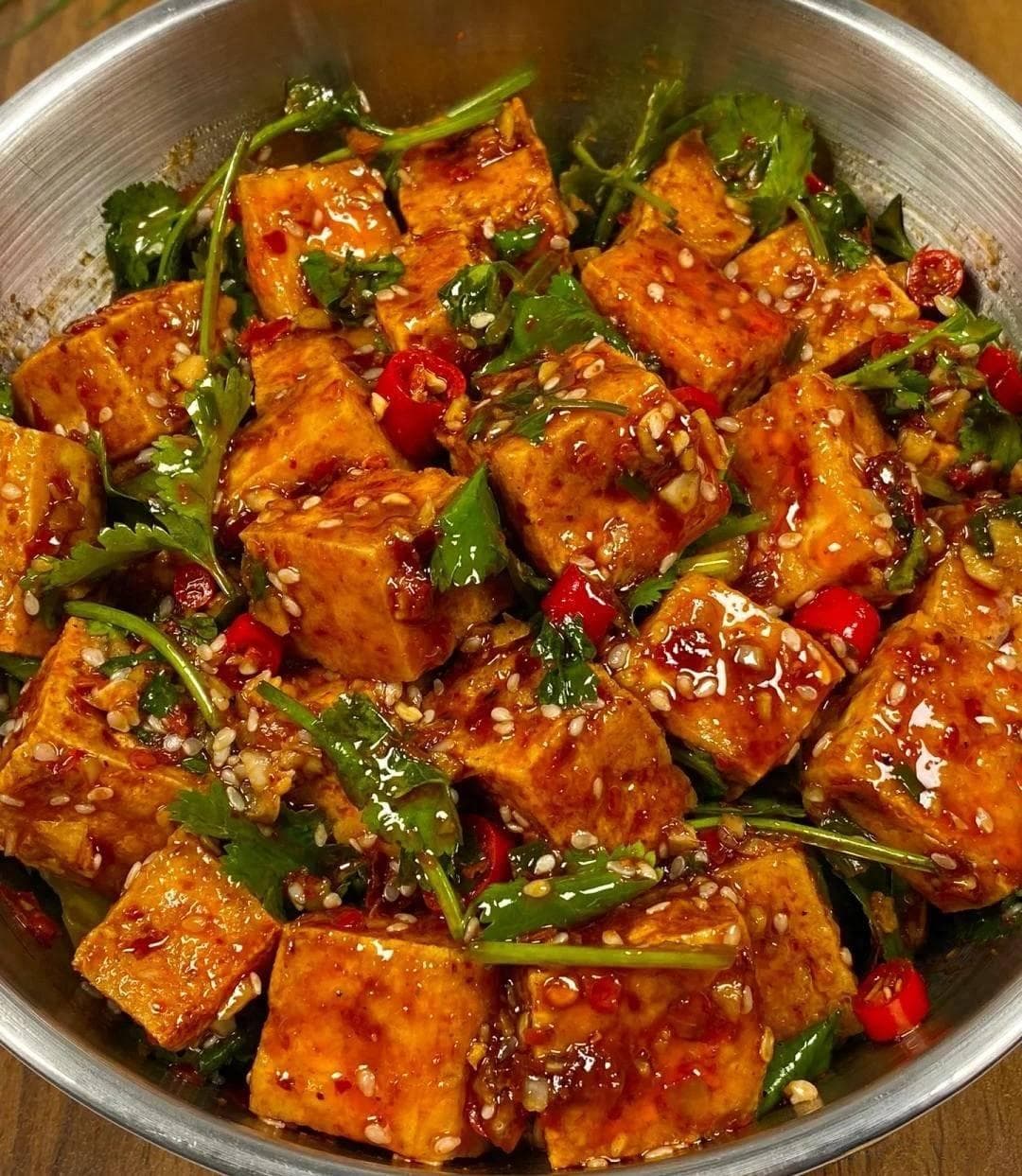 香辣脆皮豆腐：外脆里嫩的双重口感，搭配香辣酱汁，美味升级