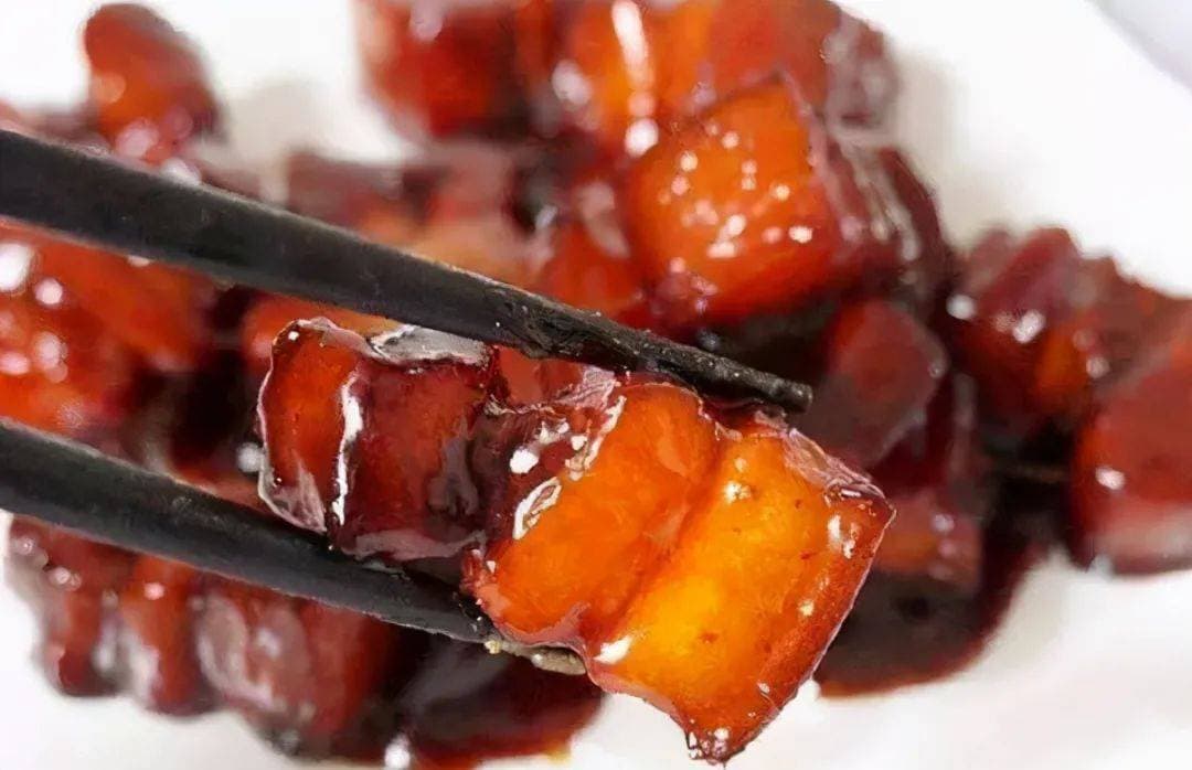做红烧肉，什么时候放盐很关键，有人总弄错