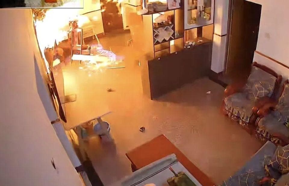 煤气爆炸致女子全身65%烧伤，医生回应“钢丝球清创”治疗情况