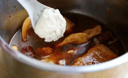 食用碱放肉里有什么作用？揭秘食用碱对肉质的神奇作用