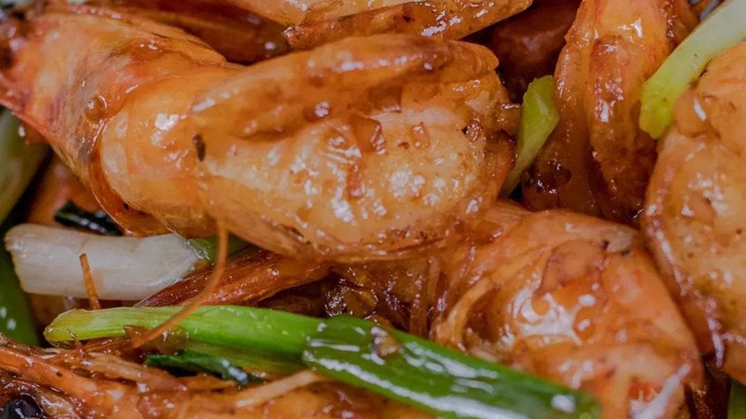 油爆虾烹饪宝典：掌握复炸技巧，让虾壳酥脆、虾肉鲜嫩