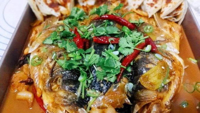 东北名菜鱼头泡饼：鱼汤与烙饼的完美结合