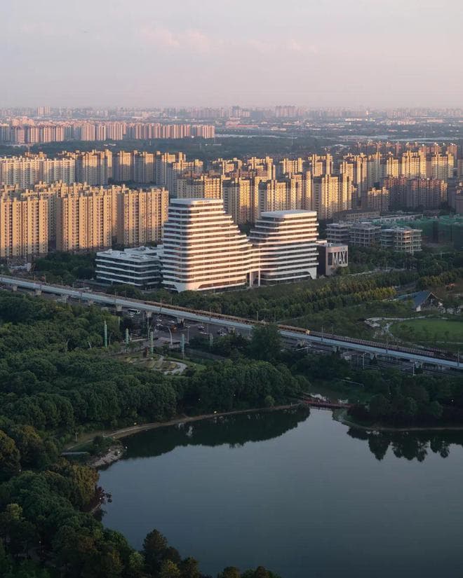 将生态环境导入建筑，打造融入在地风景的科创“绿谷”