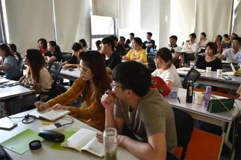 古代小孩子的称呼：从赤子到束发，解析古人如何以年龄称谓命名儿童及其在诗词中的应用