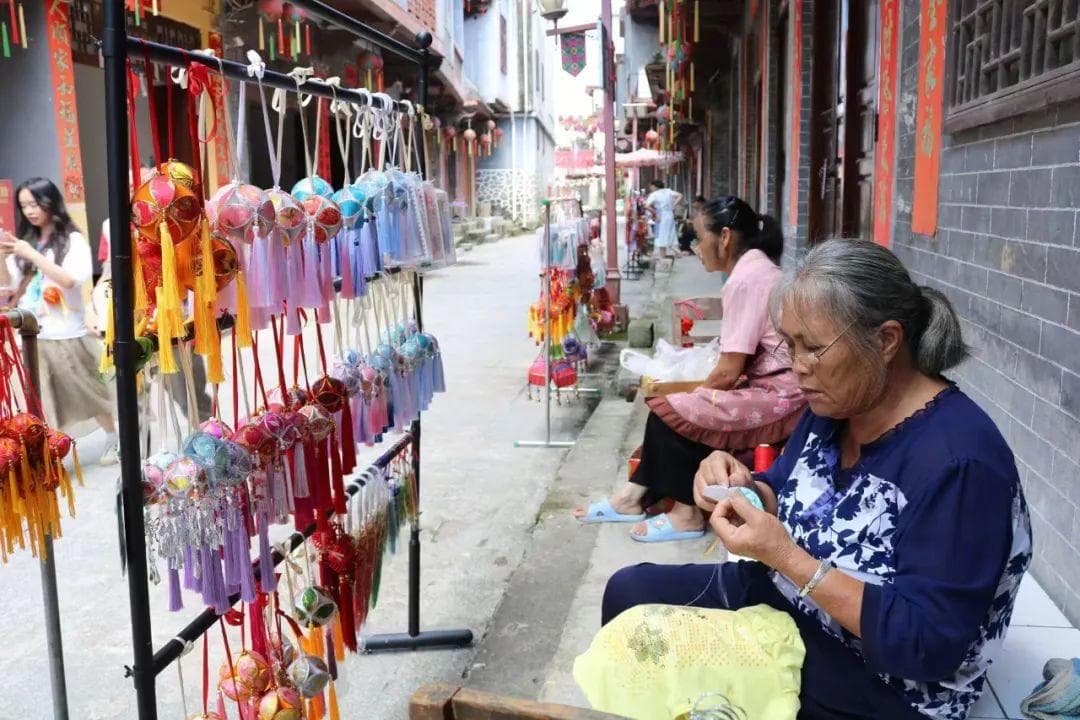 广西“绣球之乡”：巧绣民族情 共筑致富路