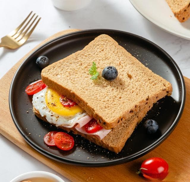 如何辨别真正的全麦面包？配料表揭秘