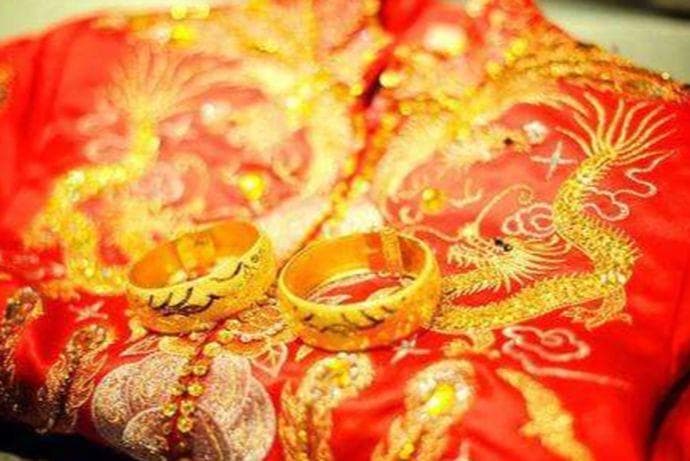 中式结婚礼服选购指南：面料、款式与搭配禁忌全解析