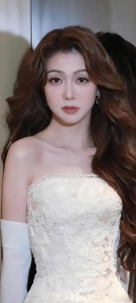 薛凯琪：被称为大湾区最“冻龄”的女人，43岁依旧少女感十足！