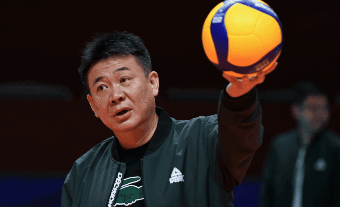 蔡斌的战术保守成致命伤，中国女排面临换帅呼声高涨