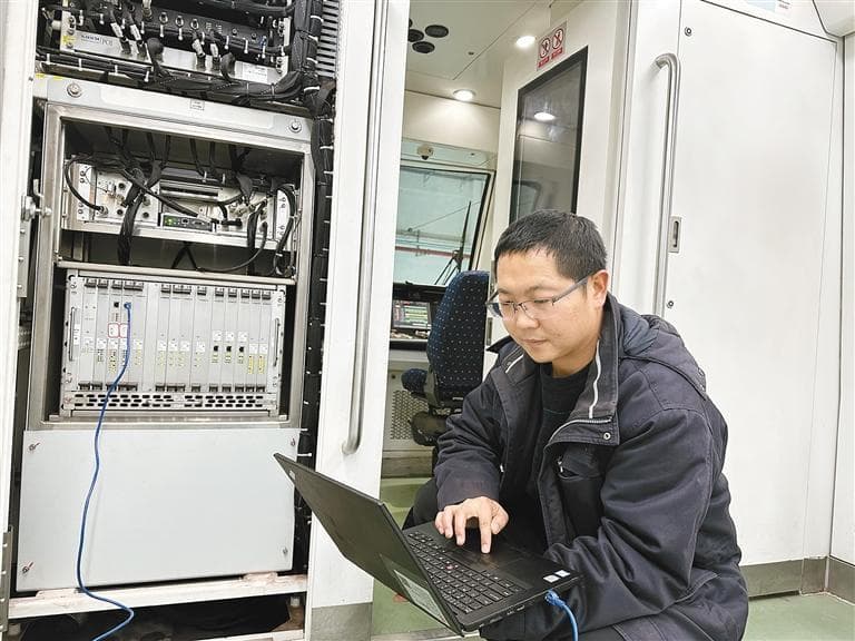 西安地铁通号检修工：为信号“看诊把脉” 保障列车安全运行