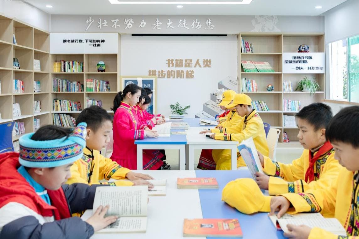 两江公安“点亮”山区儿童阅读之光
