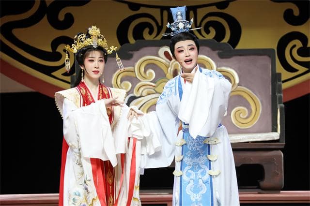 看第一次演驸马和公主的两位越剧演员，如何演绎“破镜重圆”