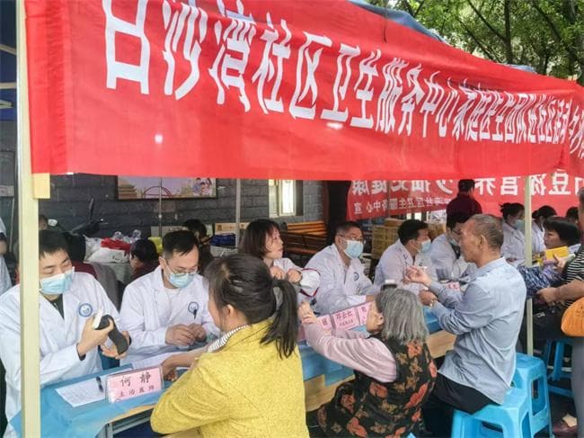 宜宾三江新区：家庭医生定期进社区，已发放千余中医体验卡