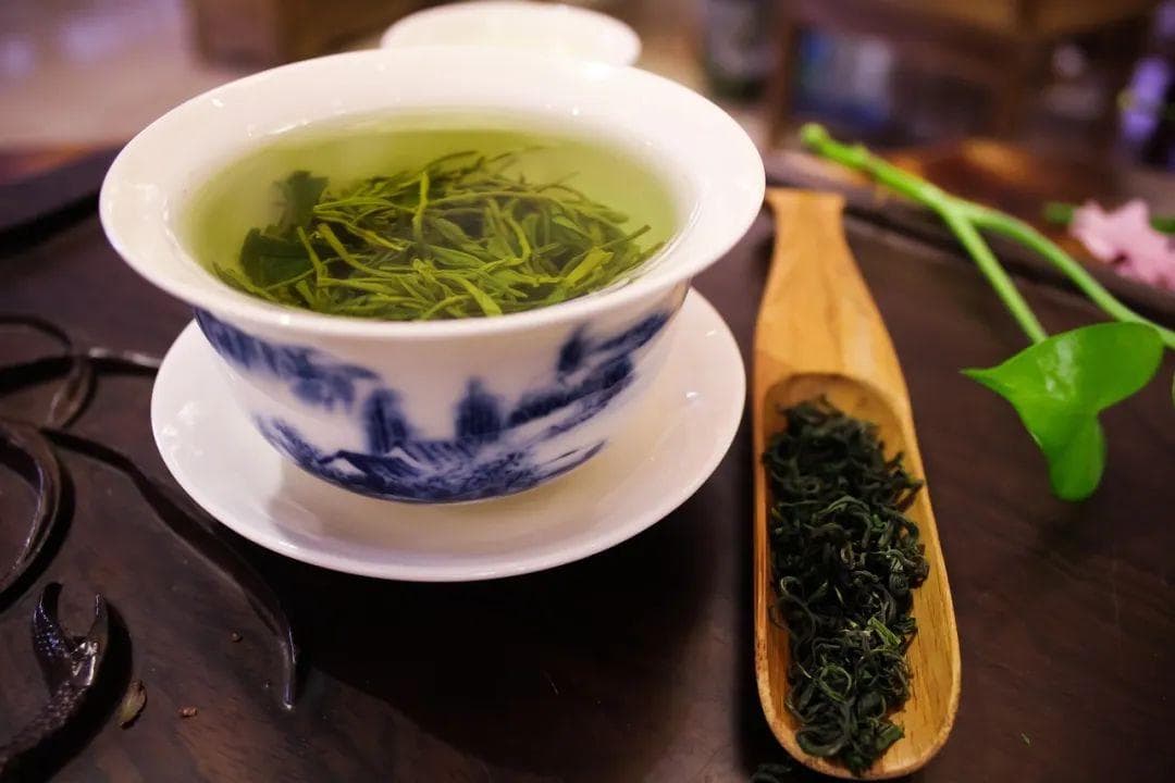 研究发现：茶叶中有一种物质，能有效调节脂质代谢
