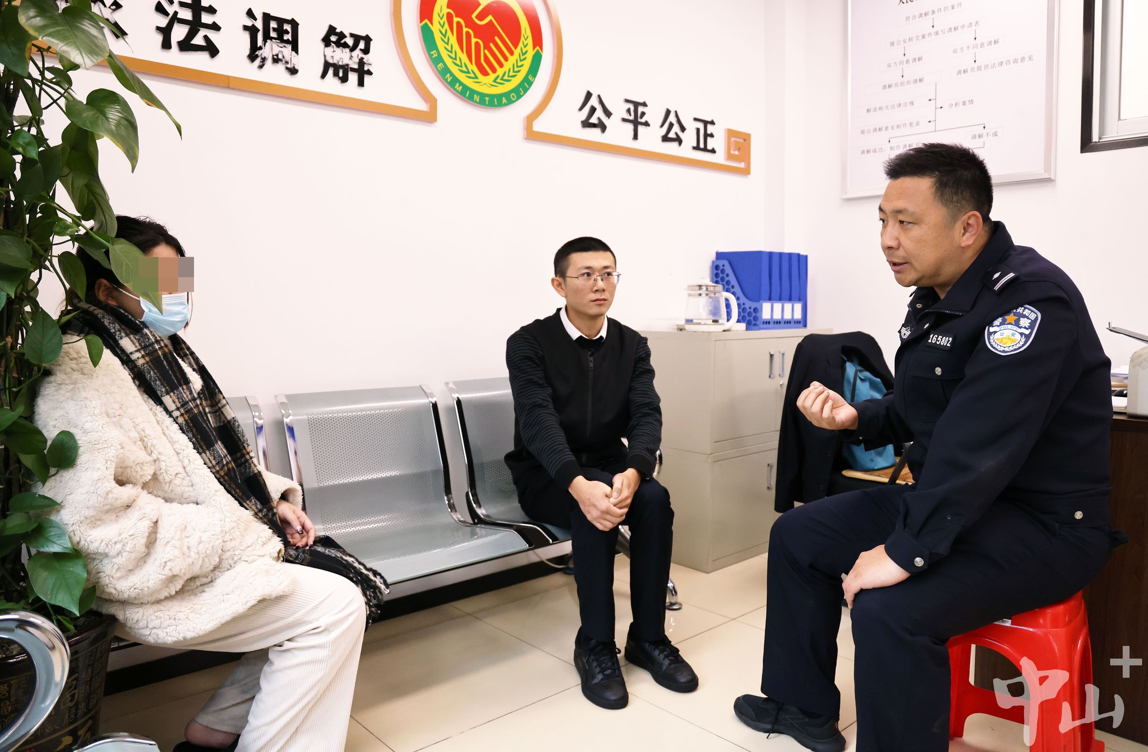 春节坚守岗位的警察：孙昊与苏秋羽的敬业故事