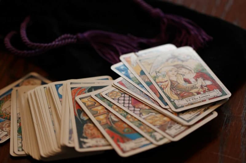 适合初学者和专业人士的简单塔罗牌占卜：终极指南