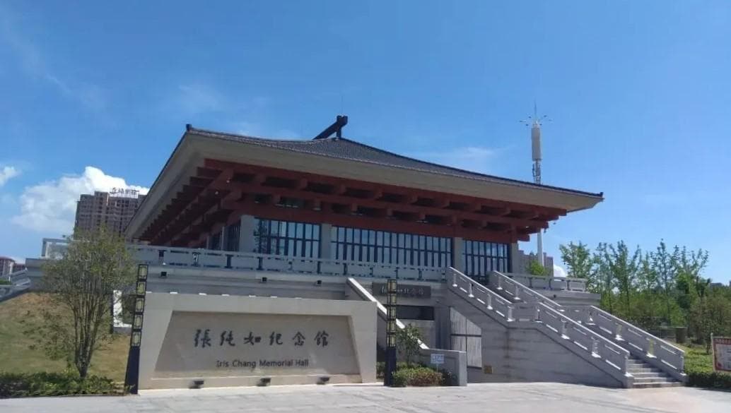 澳门著名艺术家孟舒向张纯如纪念馆捐赠玻璃雕塑艺术作品