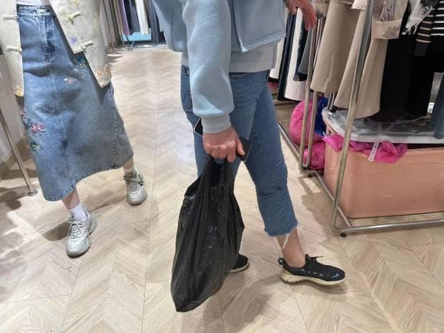 “杨幂同款”新中式爆火，南油门口蹲满抢货批发商