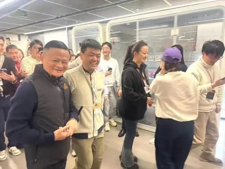 马云现身阿里园区！股价大涨28%，创新业务成关注焦点