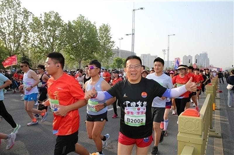 中国警跑团：跑道挥汗延伸责任 赛场内外警民情深