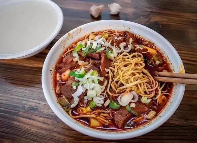 襄阳十大特色美食：从牛肉面到玉带糕，每一道都承载着古城的历史味道
