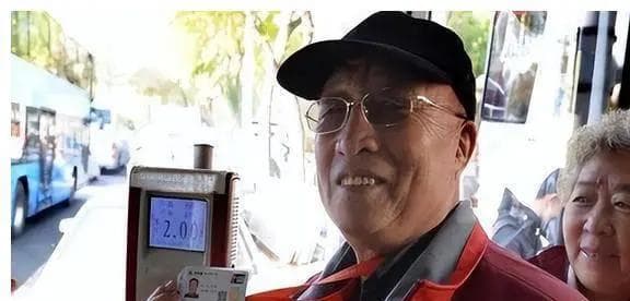 老年人公交卡政策调整：65岁以上仍可免费乘车，新增网上办理等便利措施