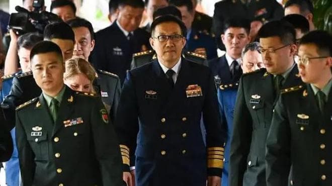 揭秘我国防长的军装：为什么没有肩章式军衔？